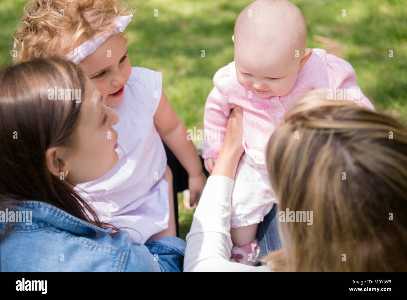 Caucasian mamme con baby figlie Foto Stock