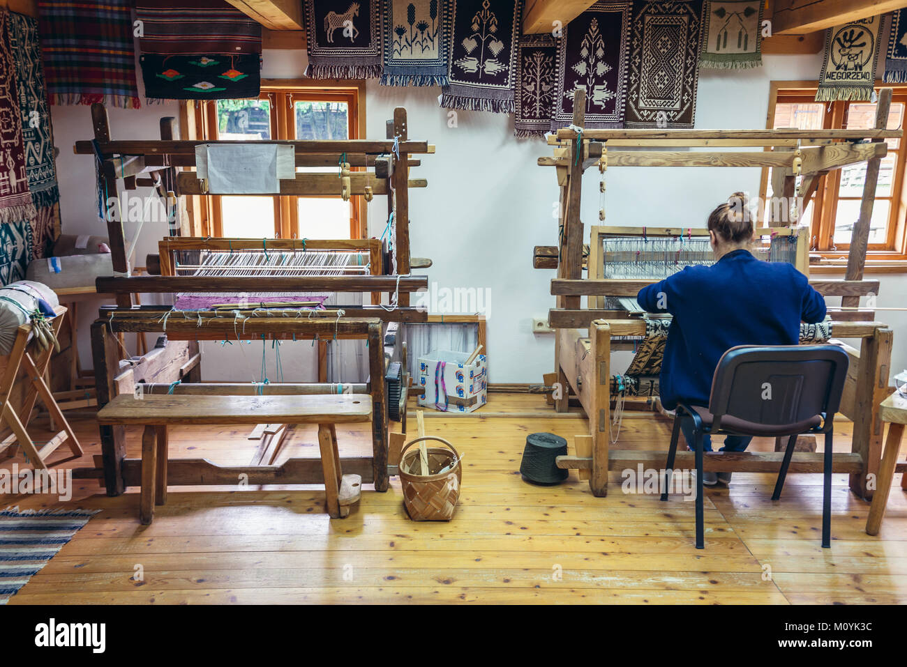 Laboratorio di tessitura in museo della cultura popolare in città Wegorzewo, Warmian-Masurian voivodato di Polonia Foto Stock