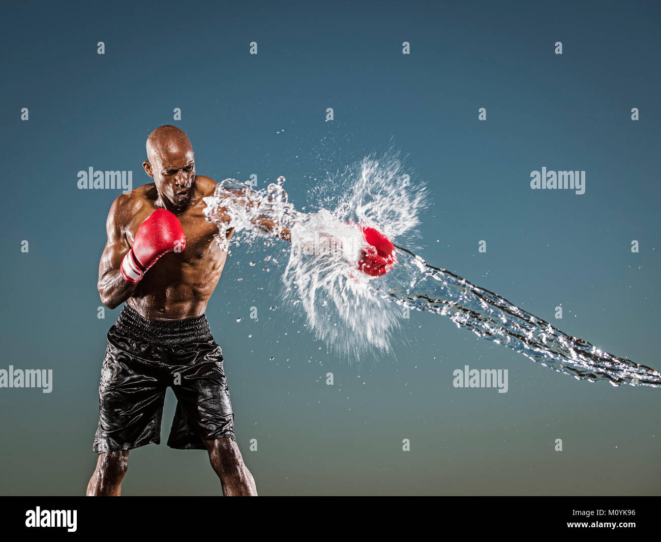 Spruzzi d'acqua su nero boxer punzonatura Foto Stock