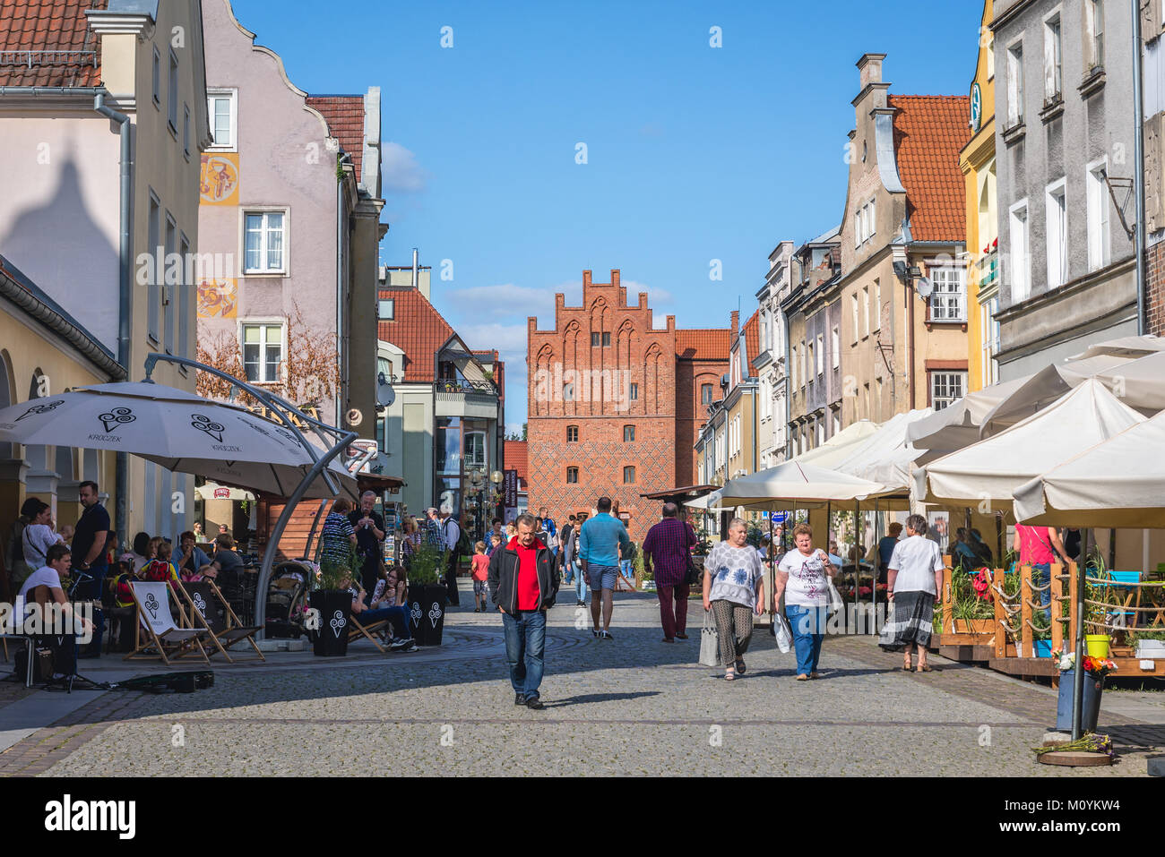 Staromiejska strada pedonale del centro storico della città Olszty, Polonia. Vista con XIV secolo city gate chiamato Gate superiore Foto Stock