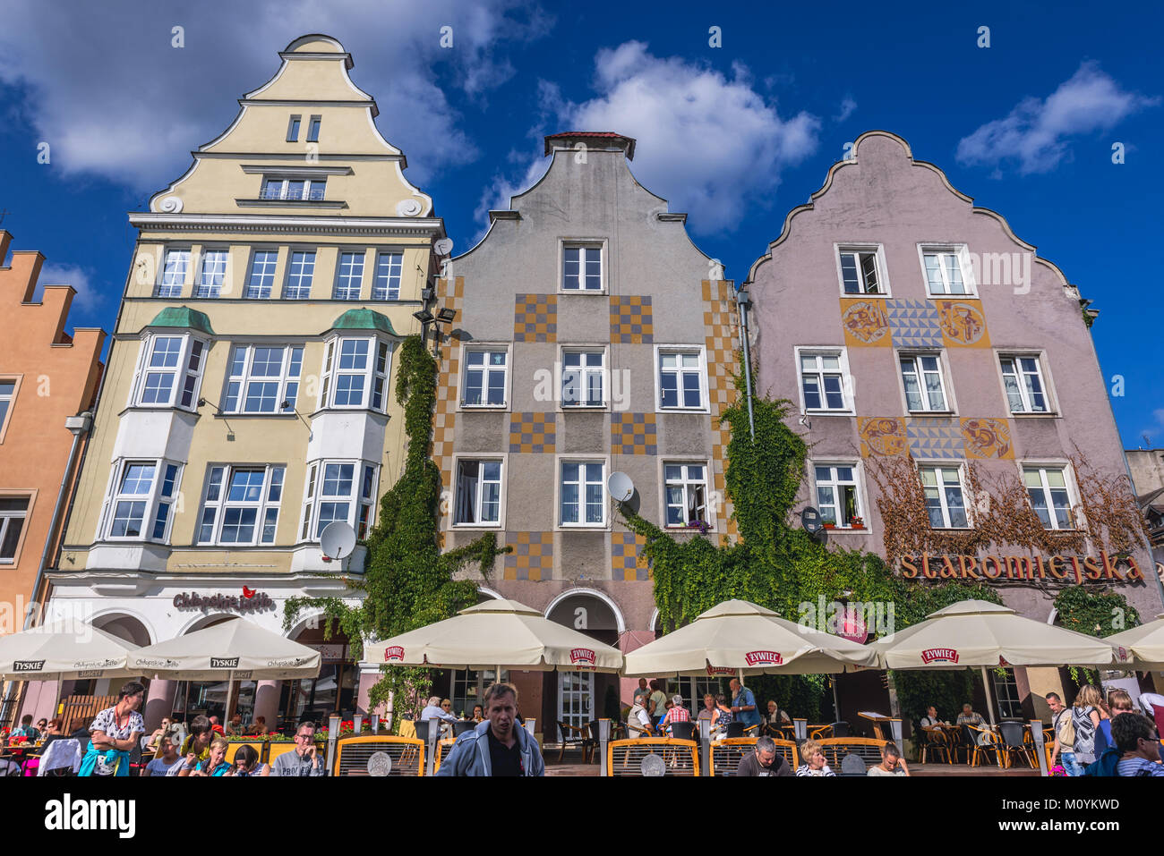 Tenement case sulla piazza del mercato della città vecchia nella città di Olsztyn in Warmian-Masurian voivodato di Polonia Foto Stock