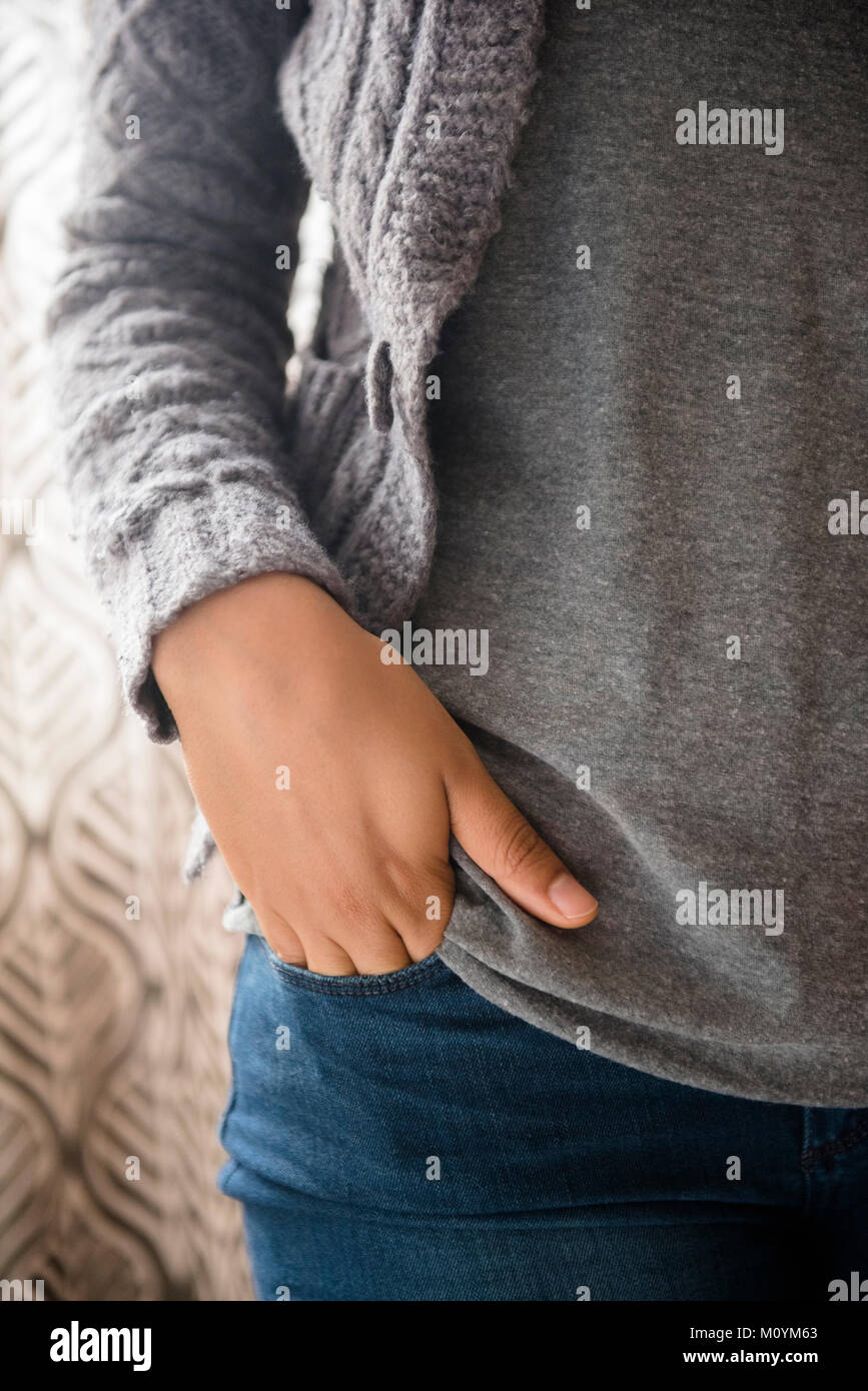 Mano di African American donna nella tasca dei jeans Foto Stock