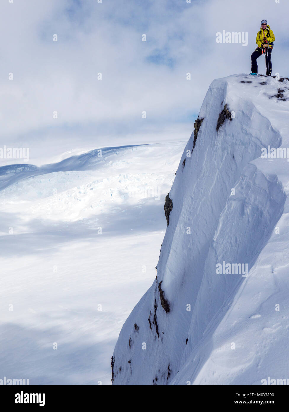 Angela Hawse, professional sci guida alpinista; parte superiore di un picco unamed; Antartide Foto Stock