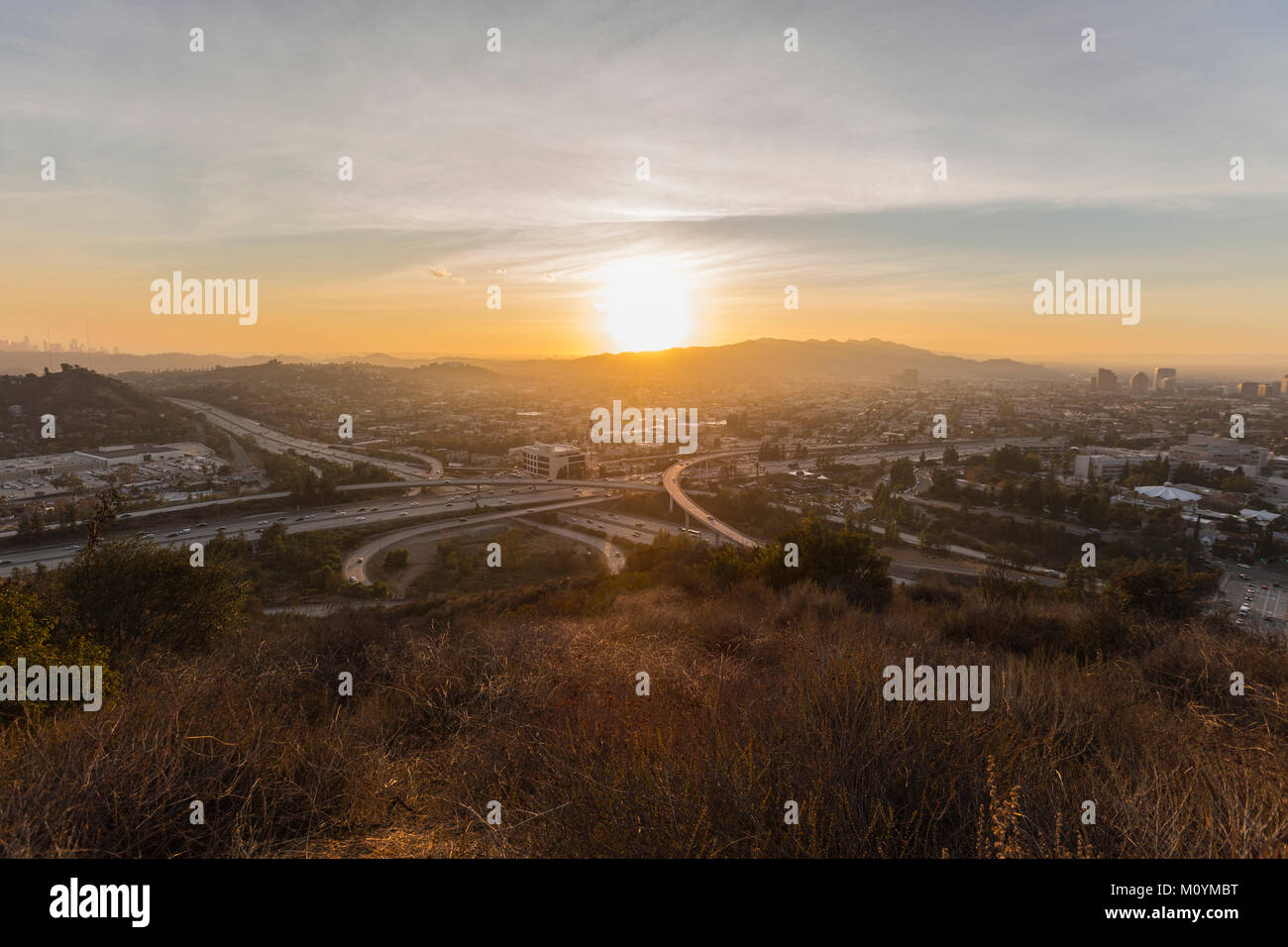 Vista del tramonto dietro Griffith Park, Glendale e la Santa Monica Montagne in Los Angeles, California. Foto Stock