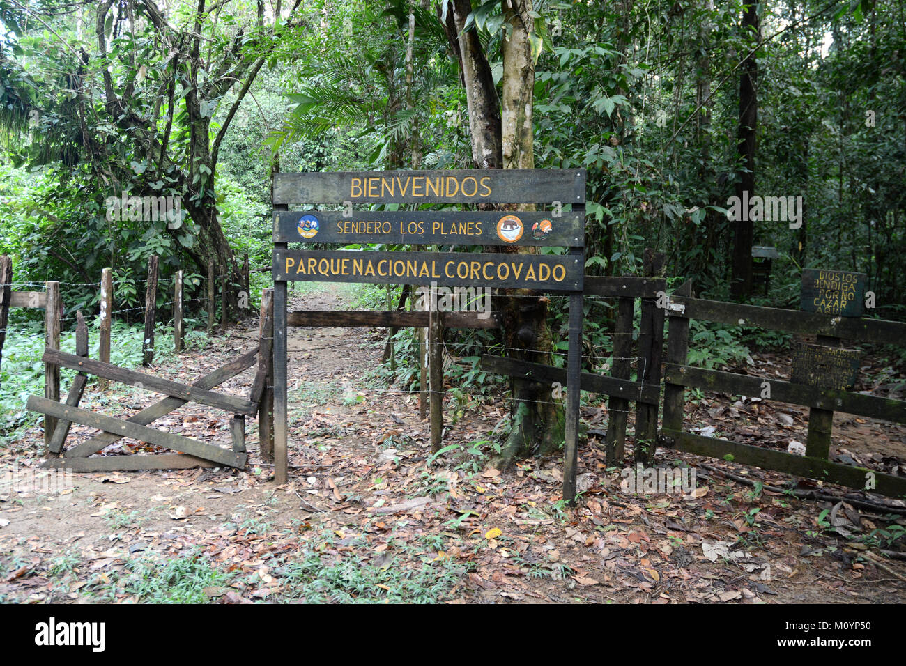 Un segno presso il Los piani ingresso al Parco Nazionale di Corcovado, nella foresta pluviale tropicale, sulla costa del Pacifico nel sud della Costa Rica. Foto Stock