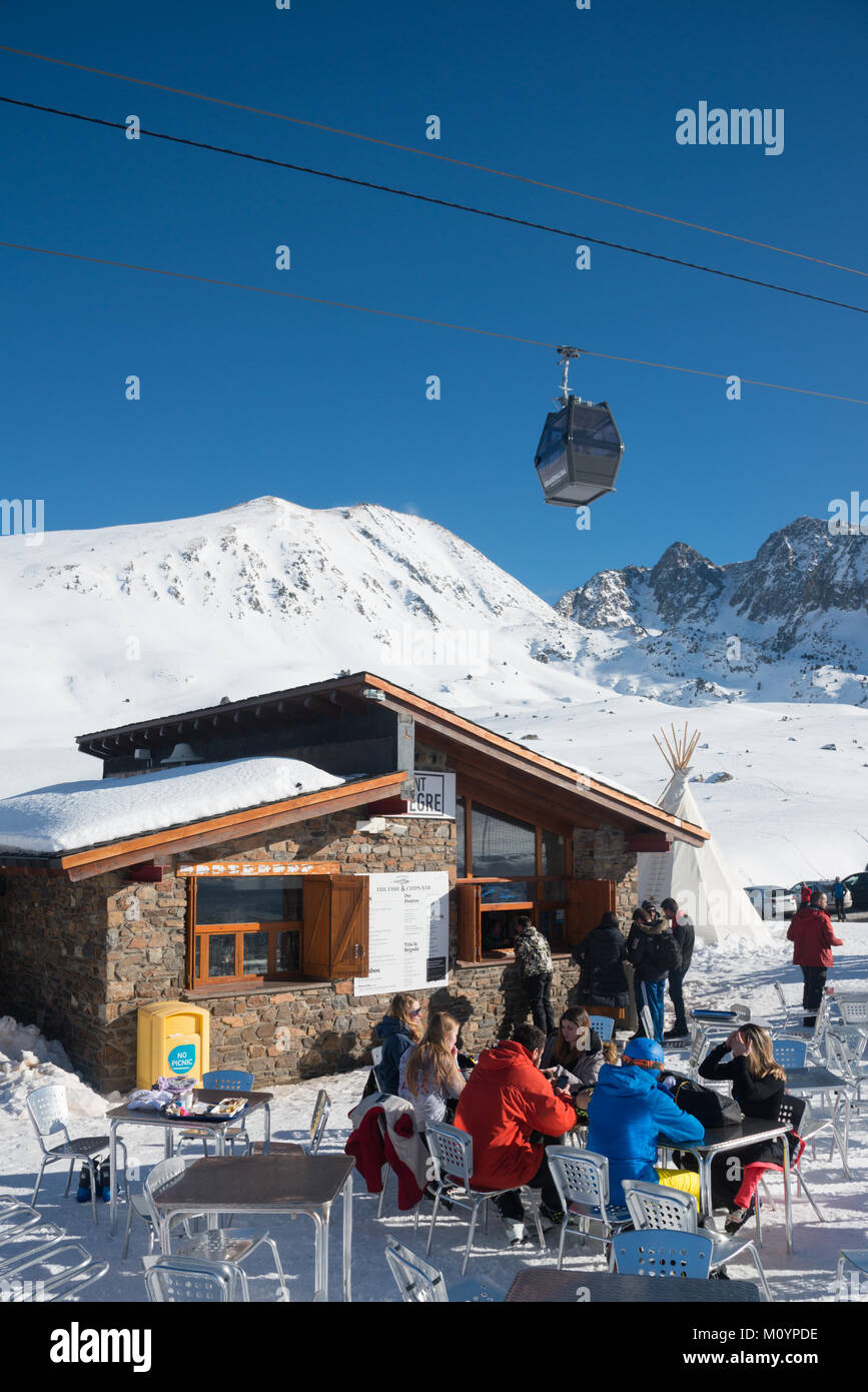 Un pesce e ristorante di chip in Pas de la Casa con TC10 Els Pioners Funivia overhead, Grandvalaria ski area, a Andorra, Europa Foto Stock