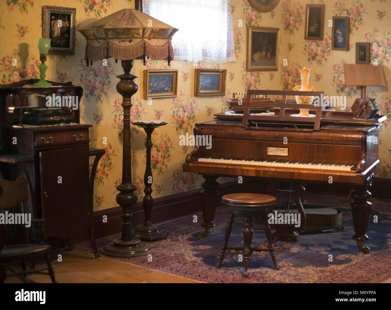 Sala pianoforte in mostra nella Thorpe House, una casa vittoriana costruita nel 1886 e ora restaurata in Heritage Park, Calgary, Alberta, Canada Foto Stock