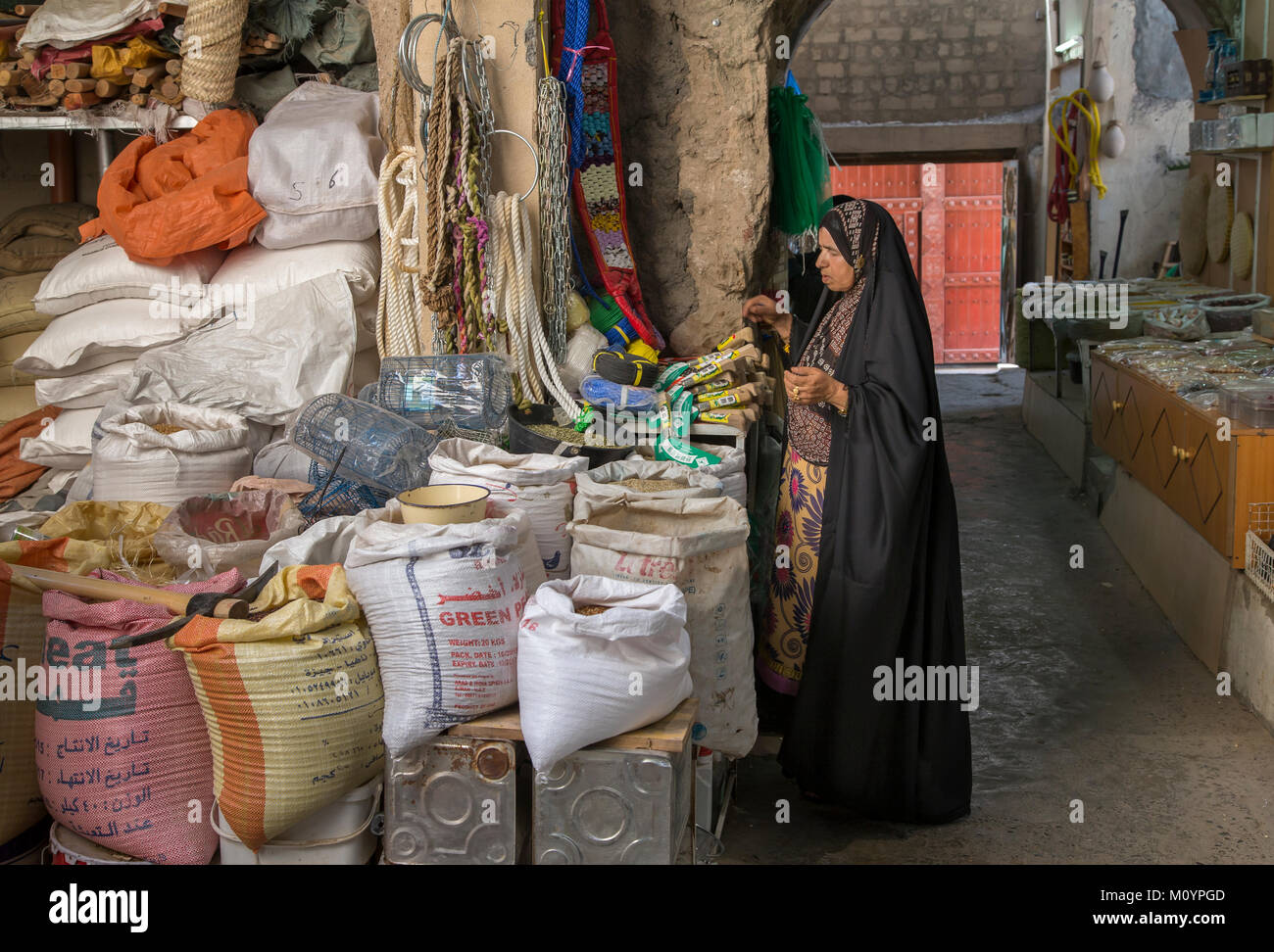 Nizwa, Oman, 26 Maggio 2016: wlocal donna shopping presso un mercato Foto Stock