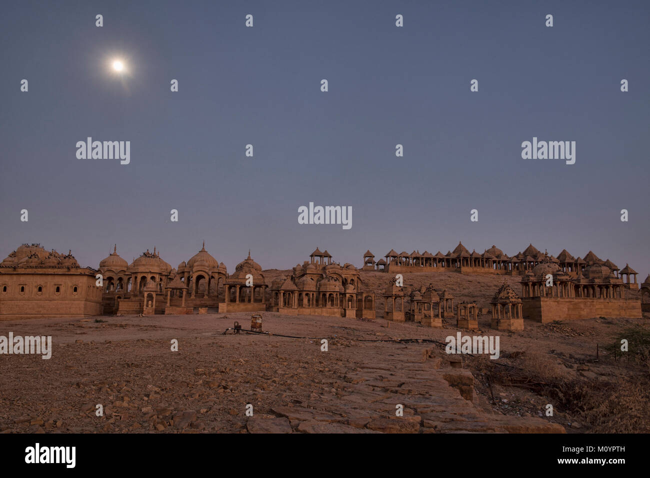 Il cenotaphs di Bada Bagh con la luna piena, Jaisalmer, Rajasthan, India Foto Stock