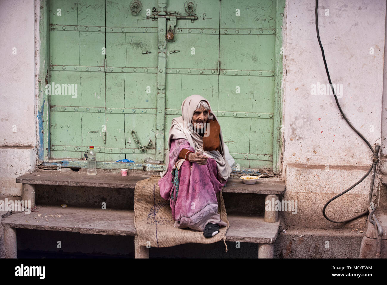 Vecchia donna di accattonaggio, Pushkar, Rajasthan, India Foto Stock