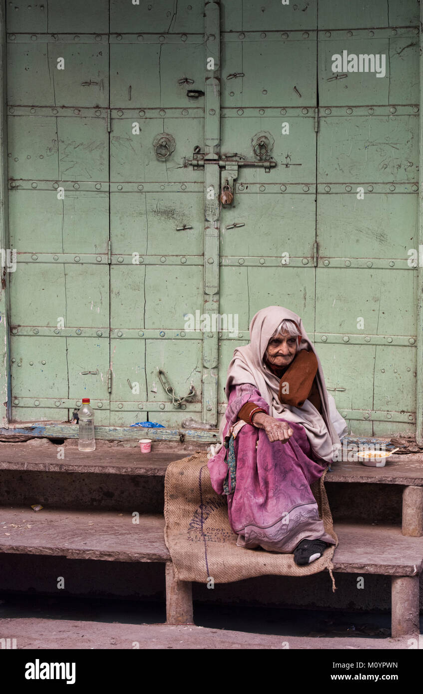 Vecchia donna di accattonaggio, Pushkar, Rajasthan, India Foto Stock