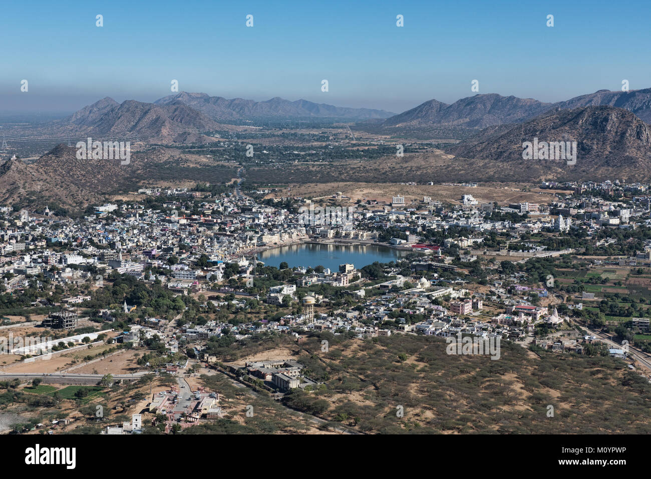 Vista aerea di Pushkar e il suo lago santo da Savitri Mata, Pushkar, Rajasthan, India Foto Stock