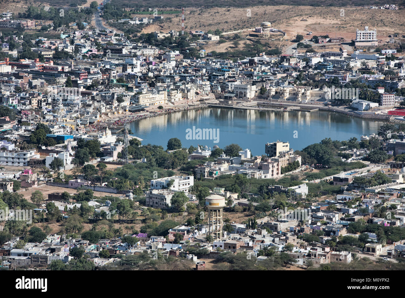 Vista aerea di Pushkar e il suo lago santo da Savitri Mata, Pushkar, Rajasthan, India Foto Stock