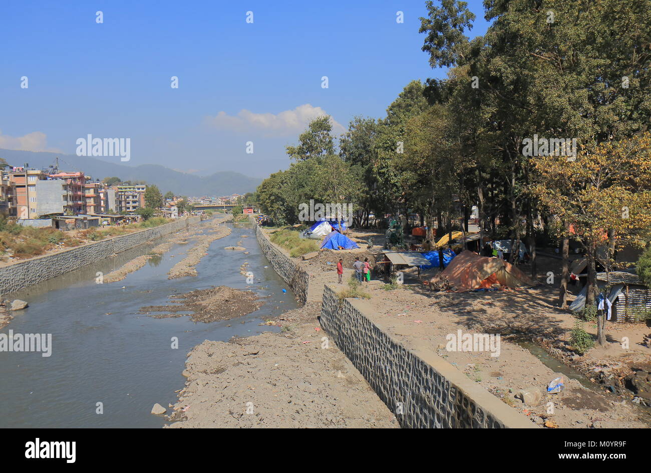 La gente vive sulla banca del fiume di Kathmandu in Nepal. Foto Stock