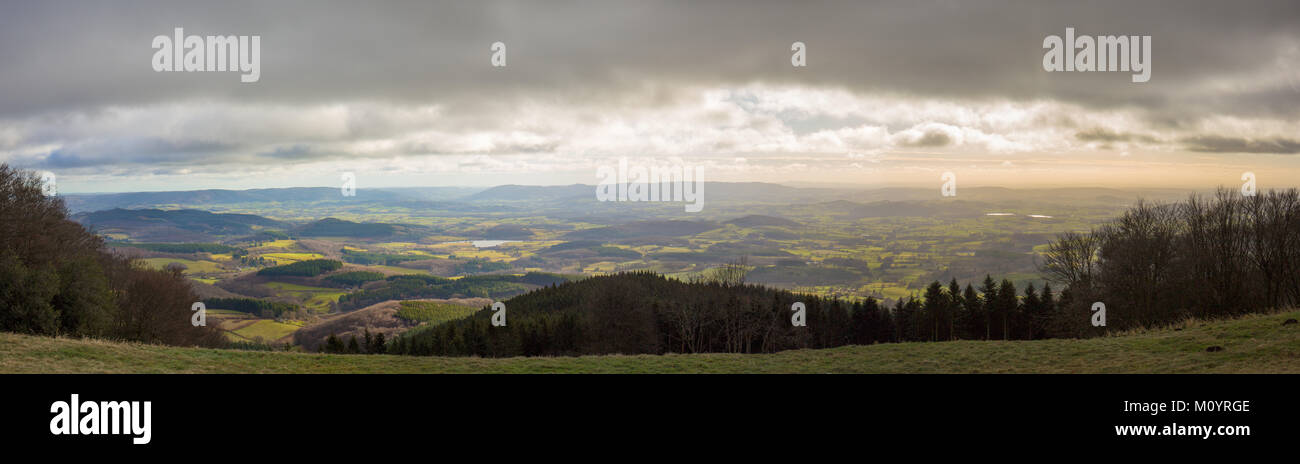 Panorama della vista dal monte Beuvray nella regione francese Morvan su un nuvoloso giorno di inverno Foto Stock