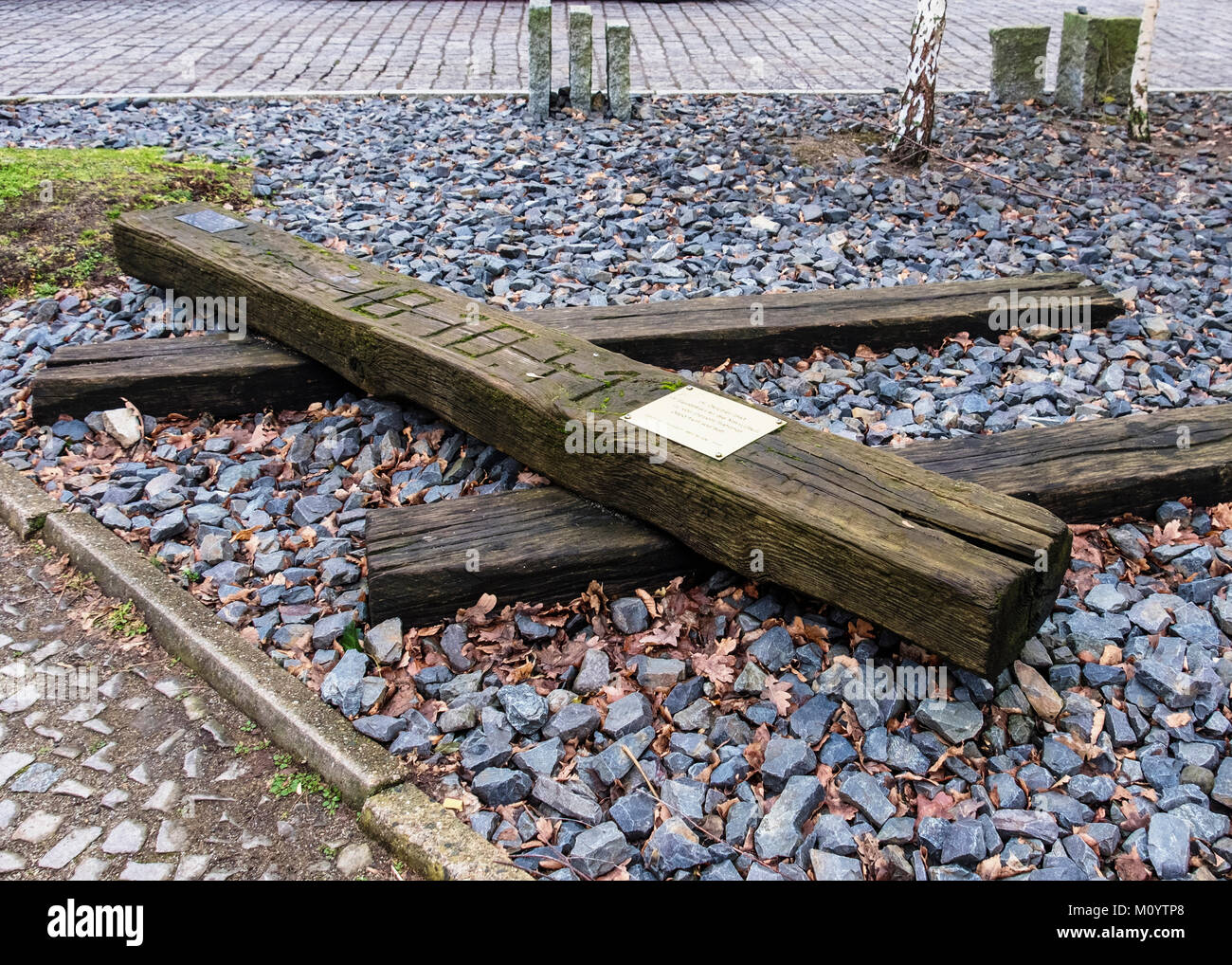 Berlino,Grunewald. Comunità protestante monumento in memoria dei deportati ebrei - traversine ferroviarie e targa di bronzo con la data del primo trasporto 18 Octob Foto Stock