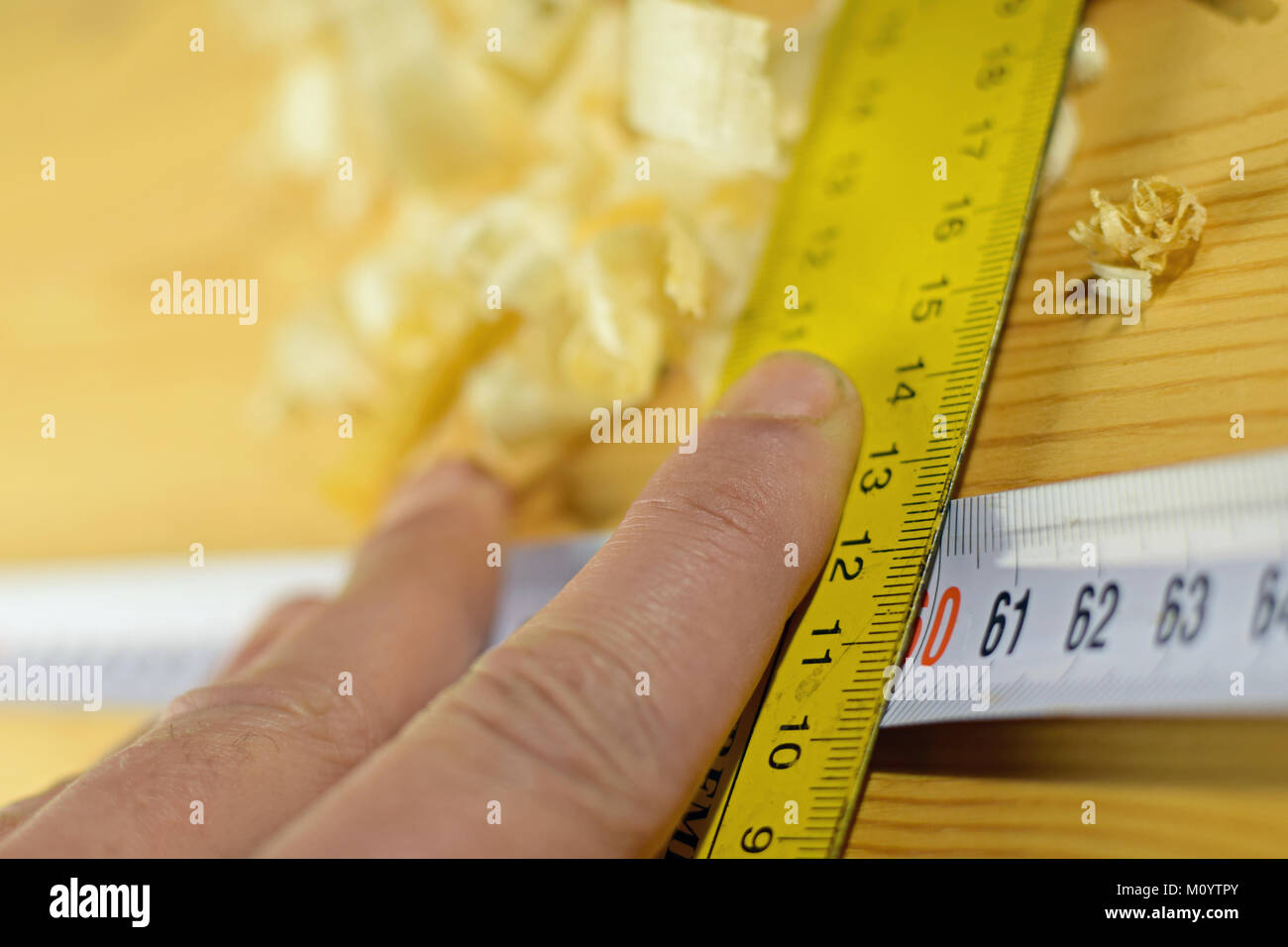 Close up di legno di marcatura con nastro di misurazione e quadrato. Profondità di campo. Foto Stock