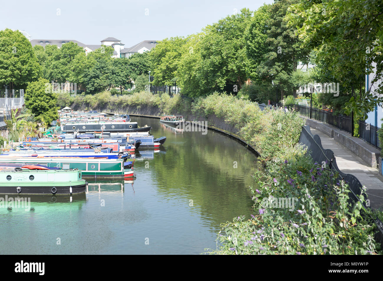 Regents Canal e Lisson Grove con barche ormeggiate Foto Stock