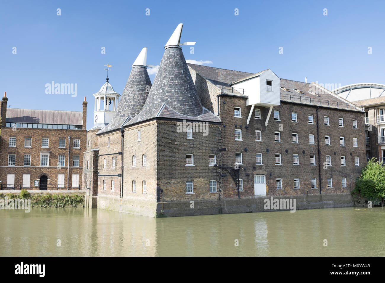 I tre mulini sul fiume Lee nell'East End di Londra.Il Regents Canal e il Limehouse tagliato. Foto Stock