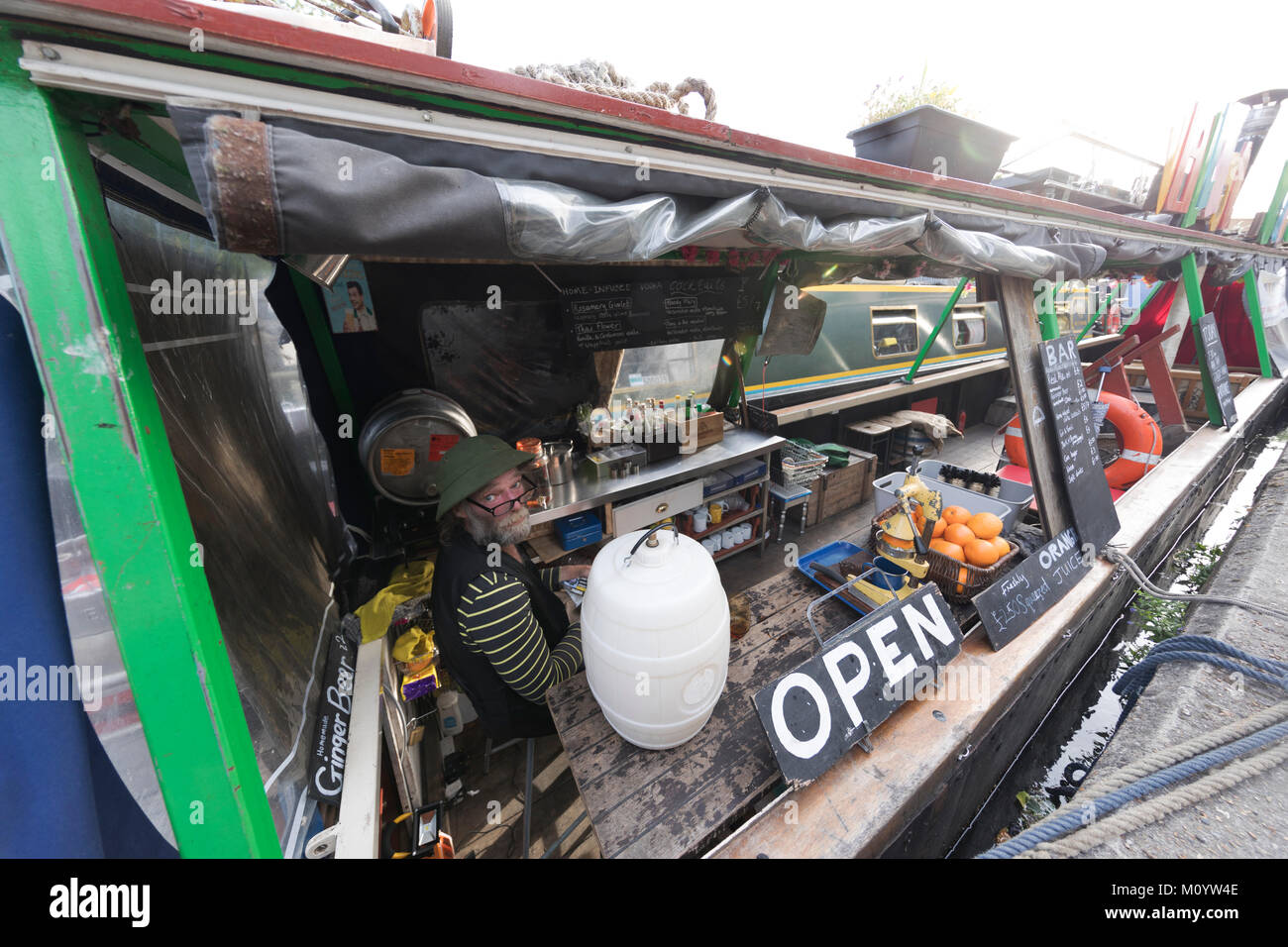 Banca Canale di Beagle bar sulle strette barca lungo il Regents Canal Foto Stock