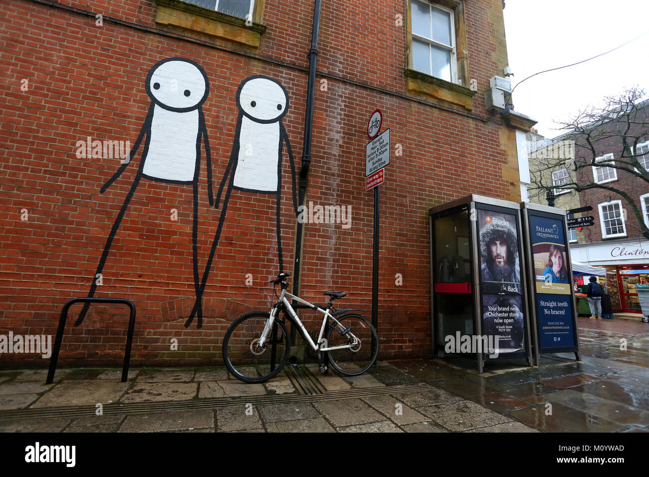 Graffiti raffigurato su edifici di Chichester, West Sussex, Regno Unito. Foto Stock