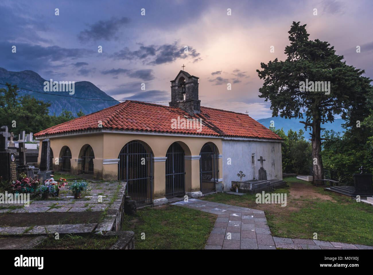 Il cimitero del monastero Savina in Savinska Dubrava complesso forestale di Herceg Novi città in Montenegro Foto Stock