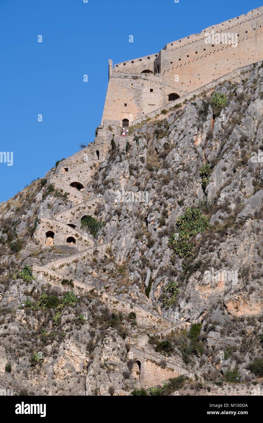 Antica scalinata in pietra con 913 passi zigzagando fino al castello di Palamidi, una fortezza veneziana di alta su una collina che si affaccia Nafplio, Argolis, Grecia. Foto Stock