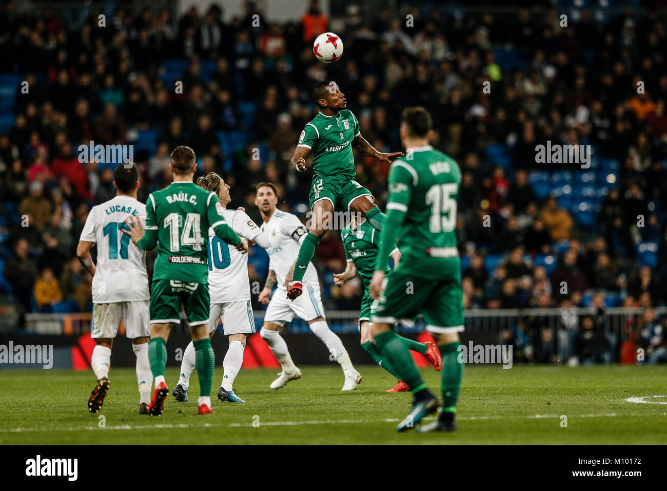 Claudio Beauvue Leganes (FC) combatte per la testata con la Copa del Rey match tra Real Madrid vs Leganes FC al Santiago Bernabeu Stadium in Madrid, Spagna, 23 gennaio 2018. Credito: Gtres Información más Comuniación on line, S.L./Alamy Live News Foto Stock