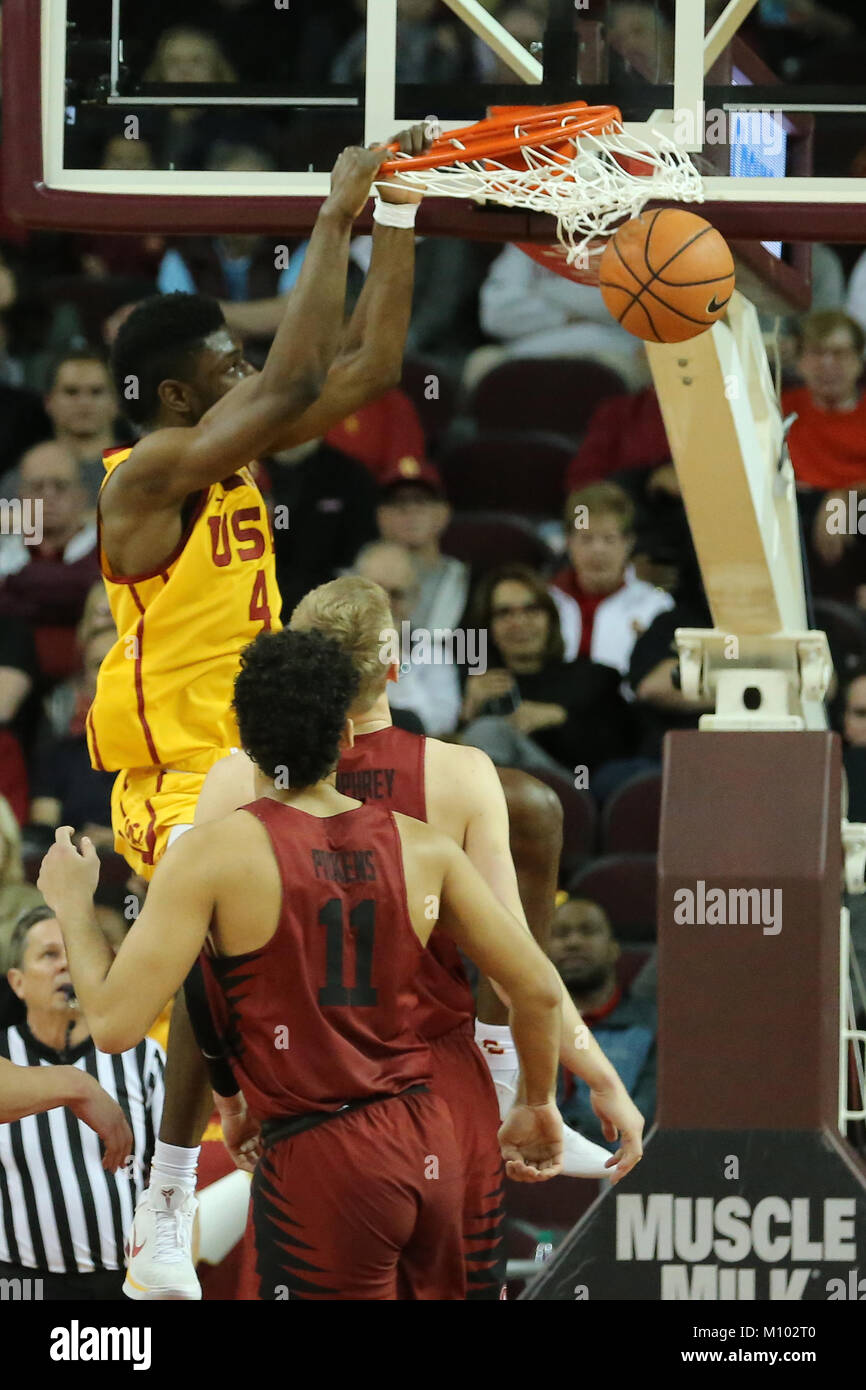 26 gennaio 2018: USC Trojans avanti Chimezie Metu (4) sbatte la palla per due punti nella seconda metà del gioco tra la Stanford Cardinale e l'USC Trojans, La Galen Center di Los Angeles, CA Foto Stock