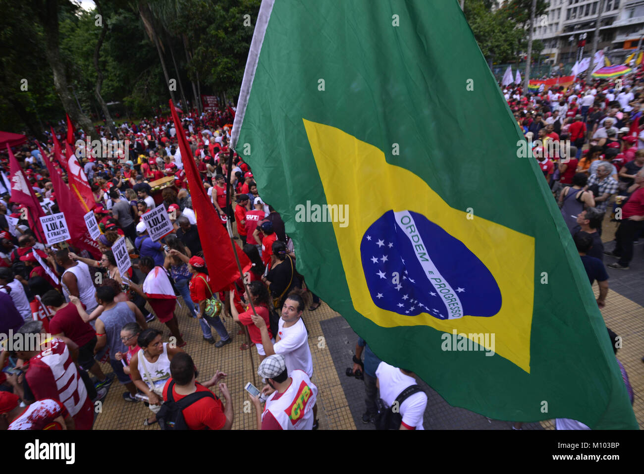 Sao Paulo, Brasile. 24 gennaio 2018 - LULA BRASILE CORRUPTIONi: dimostranti bandiere in attesa durante una manifestazione di protesta contro la corte di appello per la decisione di accolta una frase di innesto contro l ex Presidente Luiz Inacio Lula da Silva in Sao Paulo, Brasile, mercoledì 24 gennaio, 2018. Tutti e tre i giudici hanno votato per negare Lula il suo appello contro una condanna penale per accettare un upgrade a una spiaggia-appartamento lato lungo con altri benefici da una società di costruzioni in cambio di favori. Credito: Cris Faga/ZUMA filo/Alamy Live News Foto Stock
