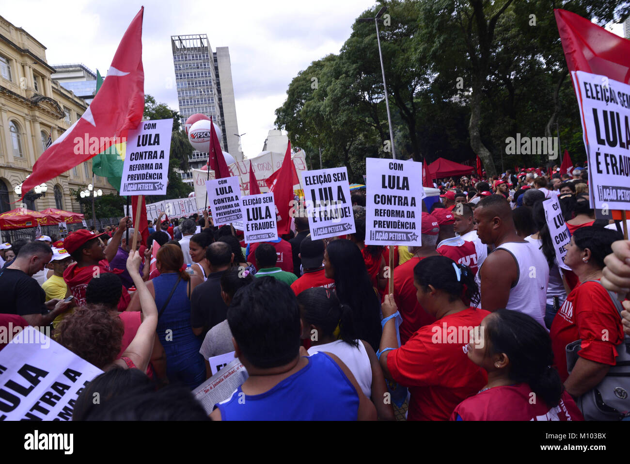Sao Paulo, Brasile. 24 gennaio 2018 - LULA BRASILE CORRUPTIONi: dimostranti bandiere in attesa durante una manifestazione di protesta contro la corte di appello per la decisione di accolta una frase di innesto contro l ex Presidente Luiz Inacio Lula da Silva in Sao Paulo, Brasile, mercoledì 24 gennaio, 2018. Tutti e tre i giudici hanno votato per negare Lula il suo appello contro una condanna penale per accettare un upgrade a una spiaggia-appartamento lato lungo con altri benefici da una società di costruzioni in cambio di favori. Credito: Cris Faga/ZUMA filo/Alamy Live News Foto Stock