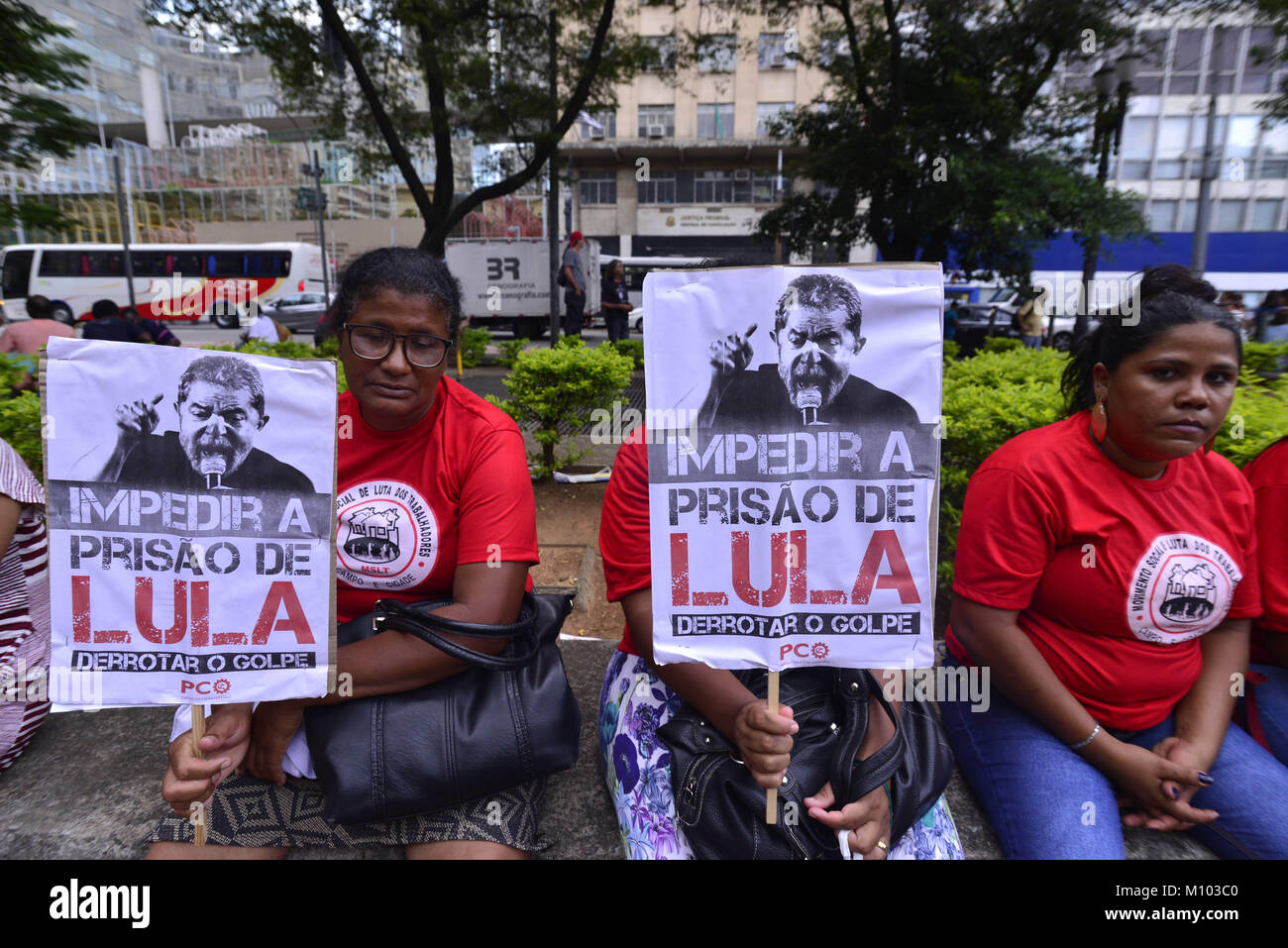 Sao Paulo, Brasile. 24 gennaio 2018 - LULA BRASILE CORRUPTIONi: dimostranti bandiere in attesa durante una manifestazione di protesta contro la corte di appello per la decisione di accolta una frase di innesto contro l ex Presidente Luiz Inacio Lula da Silva in Sao Paulo, Brasile, mercoledì 24 gennaio, 2018. Tutti e tre i giudici hanno votato per negare Lula il suo appello contro una condanna penale per accettare un upgrade a una spiaggia-appartamento lato lungo con altri benefici da una società di costruzioni in cambio di favori. Credito: Cris Faga/ZUMA filo/Alamy Live News Foto Stock