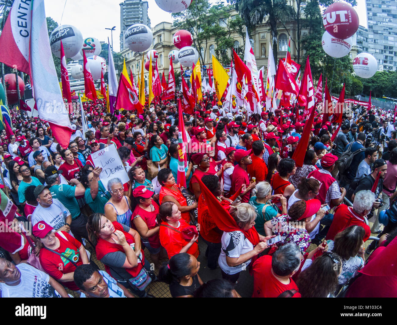 Sao Paulo, Brasile. 24 gennaio 2018 - LULA BRASILE CORRUPTIONi: dimostranti bandiere in attesa durante una manifestazione di protesta contro la corte di appello per la decisione di accolta una frase di innesto contro l ex Presidente Luiz Inacio Lula da Silva in Sao Paulo, Brasile, mercoledì 24 gennaio, 2018. Tutti e tre i giudici hanno votato per negare Lula il suo appello contro una condanna penale per accettare un upgrade a una spiaggia-appartamento lato lungo con altri benefici da una società di costruzioni in cambio di favori. Credito: Cris Faga/ZUMA filo/Alamy Live News Foto Stock