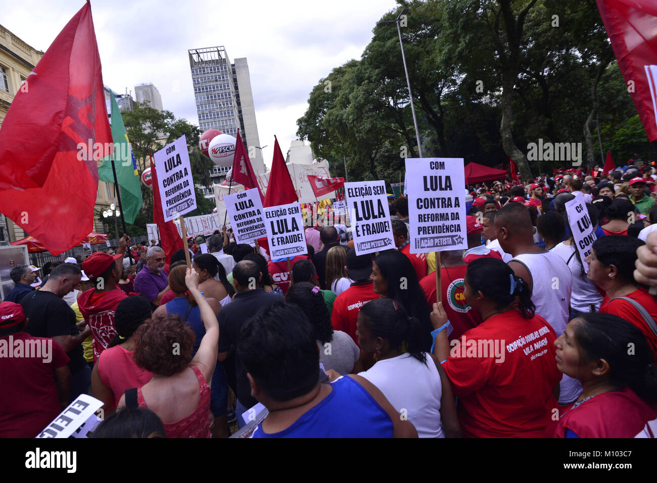 Sao Paulo, Brasile. 24 gennaio 2018 - LULA BRASILE CORRUPTIONi: dimostranti bandiere in attesa durante una manifestazione di protesta contro la corte di appello per la decisione di accolta una frase di innesto contro l ex Presidente Luiz Inacio Lula da Silva in Sao Paulo, Brasile, mercoledì 24 gennaio, 2018. Tutti e tre i giudici hanno votato per negare Lula il suo appello contro una condanna penale per accettare un upgrade a una spiaggia-appartamento lato lungo con altri benefici da una società di costruzioni in cambio di favori. Credito: Cris Faga/ZUMA filo/Alamy Live News Foto Stock