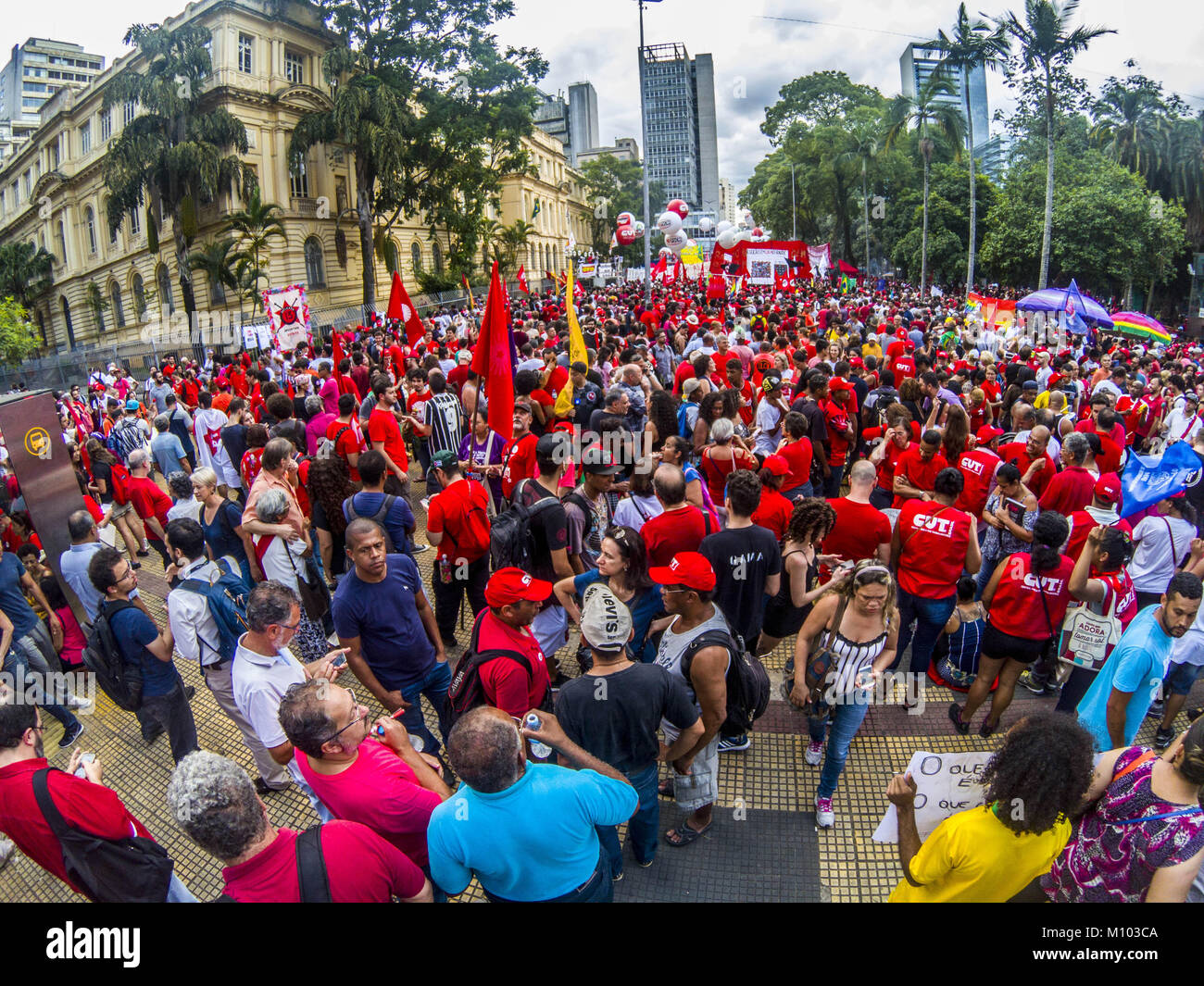Sao Paulo, Brasile. 24 gennaio 2018 - LULA BRASILE CORRUPTIONi: dimostranti bandiere in attesa durante una manifestazione di protesta contro la corte di appello per la decisione di accolta una frase di innesto contro l ex Presidente Luiz Inacio Lula da Silva in Sao Paulo, Brasile, mercoledì 24 gennaio, 2018. Tutti e tre i giudici hanno votato per negare Lula il suo appello contro una condanna penale per accettare un upgrade a una spiaggia-appartamento lato lungo con altri benefici da una società di costruzioni in cambio di favori. Credito: Cris Faga/ZUMA filo/Alamy Live News Foto Stock