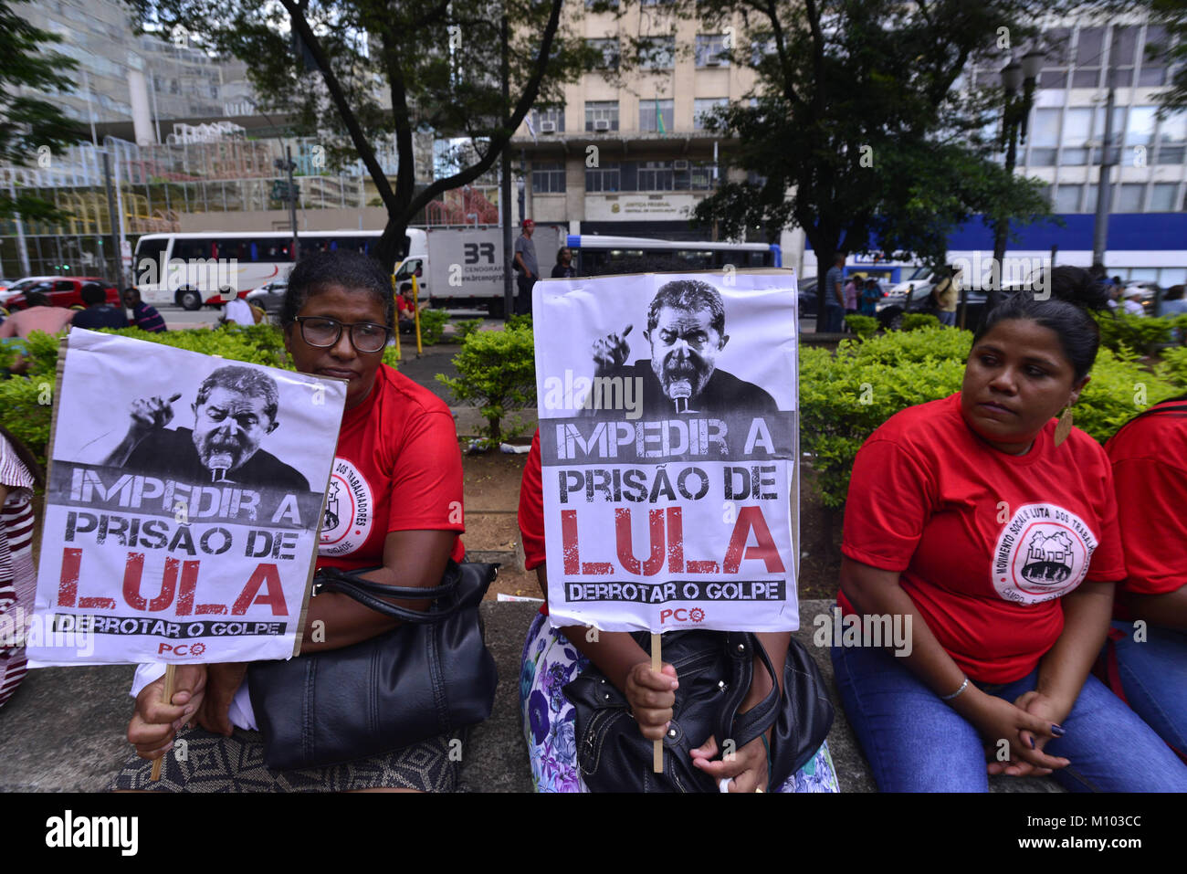 Sao Paulo, Brasile. 24 gennaio 2018 - LULA BRASILE CORRUPTIONi: dimostranti bandiere in attesa durante una manifestazione di protesta contro la corte di appello per la decisione di accolta una frase di innesto contro l ex Presidente Luiz Inacio Lula da Silva in Sao Paulo, Brasile, mercoledì 24 gennaio, 2018. Tutti e tre i giudici hanno votato per negare Lula il suo appello contro una condanna penale per accettare un upgrade a una spiaggia-appartamento lato lungo con altri benefici da una società di costruzioni in cambio di favori. Credito: Cris Faga/ZUMA filo/Alamy Live News Foto Stock