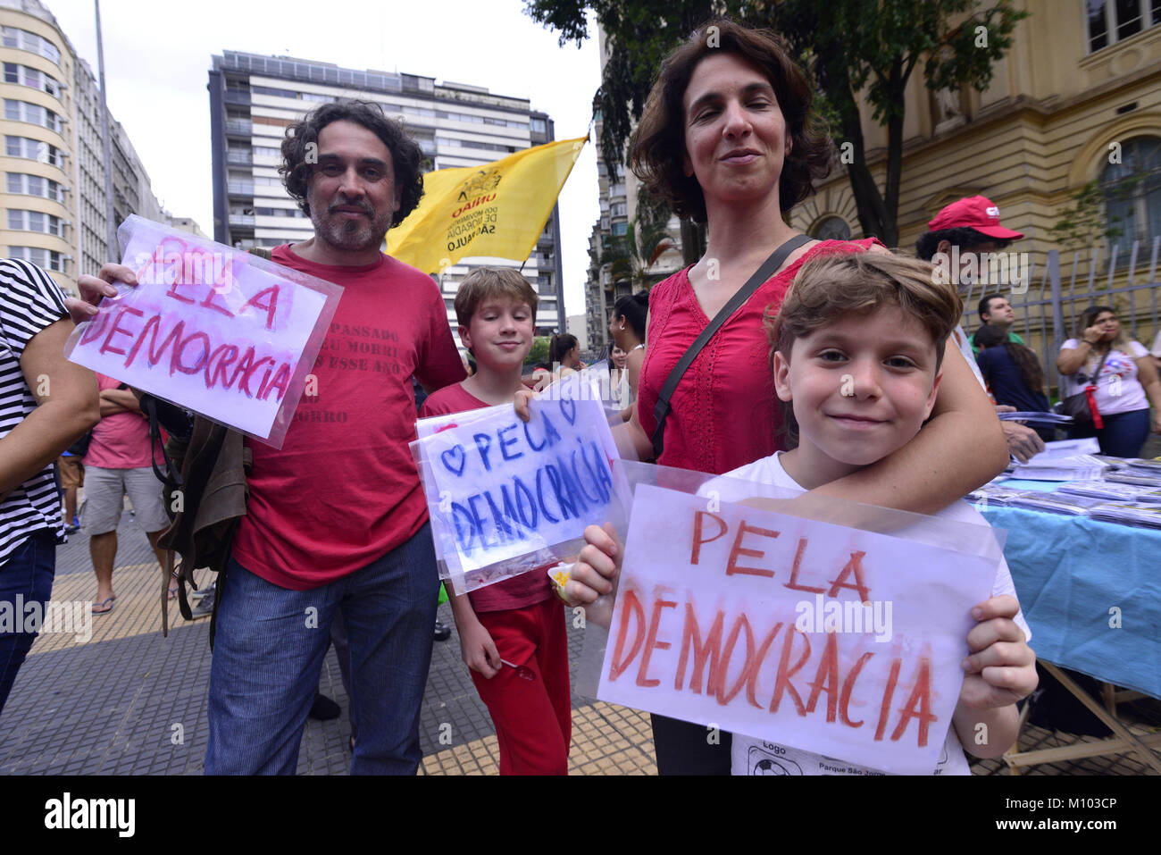 Sao Paulo, Brasile. 24 gennaio 2018 - LULA BRASILE CORRUPTIONi: dimostranti bandiere in attesa durante una manifestazione di protesta contro la corte di appello per la decisione di accolta una frase di innesto contro l ex Presidente Luiz Inacio Lula da Silva in Sao Paulo, Brasile, mercoledì 24 gennaio, 2018. Tutti e tre i giudici hanno votato per negare Lula il suo appello contro una condanna penale per accettare un upgrade a una spiaggia-appartamento lato lungo con altri benefici da una società di costruzioni in cambio di favori. Credito: Cris Faga/ZUMA filo/Alamy Live News Foto Stock