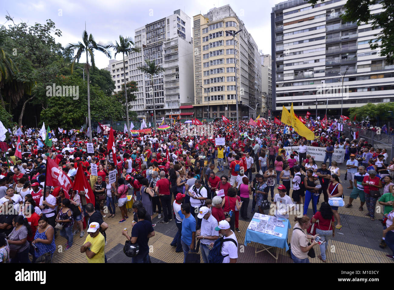Sao Paulo, Brasile. 24 gennaio 2018 - LULA BRASILE CORRUPTIONi: dimostranti bandiere in attesa durante una manifestazione di protesta contro la corte di appello per la decisione di accolta una frase di innesto contro l ex Presidente Luiz Inacio Lula da Silva in Sao Paulo, Brasile, mercoledì 24 gennaio, 2018. Tutti e tre i giudici hanno votato per negare Lula il suo appello contro una condanna penale per accettare un upgrade a una spiaggia-appartamento lato lungo con altri benefici da una società di costruzioni in cambio di favori. Credito: Cris Faga/ZUMA filo/Alamy Live News Foto Stock