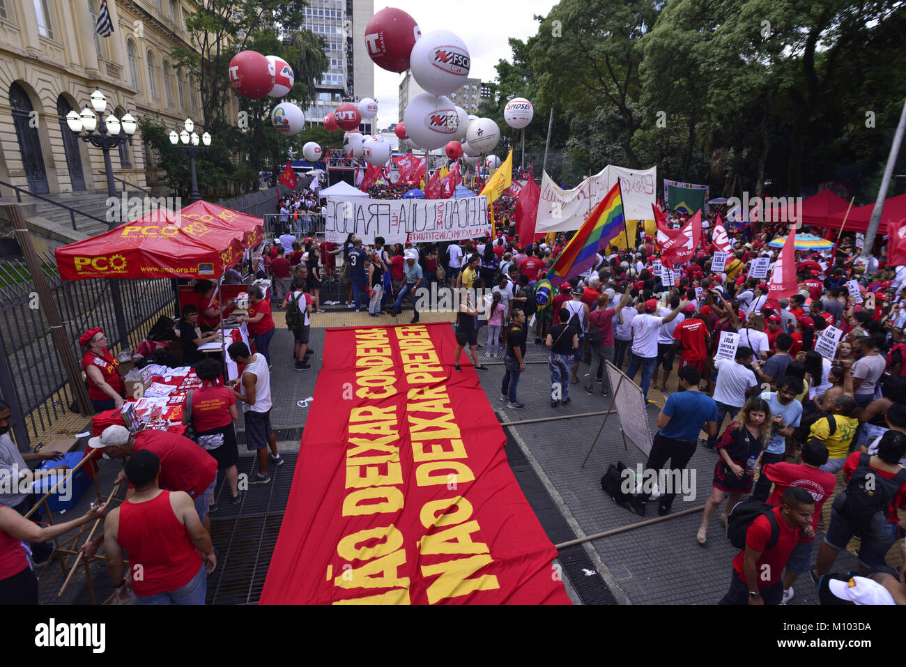 Sao Paulo, Brasile. 24 gennaio 2018 - LULA BRASILE CORRUPTIONi: dimostranti bandiere in attesa durante una manifestazione di protesta contro la corte di appello per la decisione di accolta una frase di innesto contro l ex Presidente Luiz Inacio Lula da Silva in Sao Paulo, Brasile, mercoledì 24 gennaio, 2018. Tutti e tre i giudici hanno votato per negare Lula il suo appello contro una condanna penale per accettare un upgrade a una spiaggia-appartamento lato lungo con altri benefici da una società di costruzioni in cambio di favori. Credito: Cris Faga/ZUMA filo/Alamy Live News Foto Stock