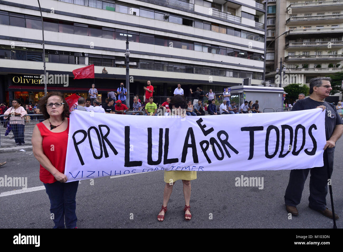 Sao Paulo, Brasile. 24 gennaio 2018 - LULA BRASILE CORRUPTIONi: dimostranti bandiere in attesa durante una manifestazione di protesta contro la corte di appello per la decisione di accolta una frase di innesto contro l ex Presidente Luiz Inacio Lula da Silva in Sao Paulo, Brasile, mercoledì 24 gennaio, 2018. Tutti e tre i giudici hanno votato per negare Lula il suo appello contro una condanna penale per accettare un upgrade a una spiaggia-appartamento lato lungo con altri benefici da una società di costruzioni in cambio di favori. Credito: Cris Faga/ZUMA filo/Alamy Live News Foto Stock