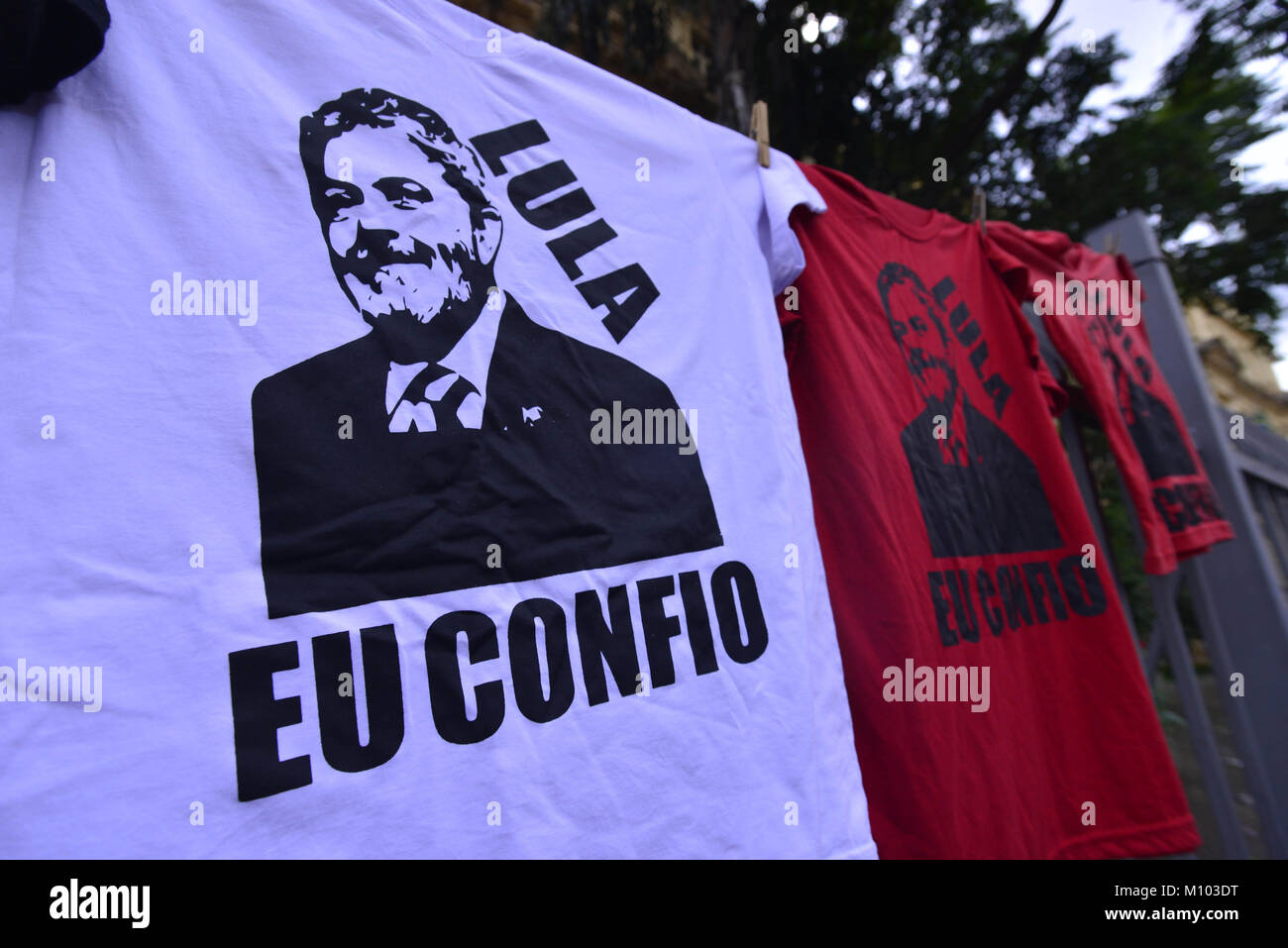 Sao Paulo, Brasile. 24 gennaio 2018 - LULA BRASILE CORRUPTIONi: dimostranti bandiere in attesa durante una manifestazione di protesta contro la corte di appello per la decisione di accolta una frase di innesto contro l ex Presidente Luiz Inacio Lula da Silva in Sao Paulo, Brasile, mercoledì 24 gennaio, 2018. Tutti e tre i giudici hanno votato per negare Lula il suo appello contro una condanna penale per accettare un upgrade a una spiaggia-appartamento lato lungo con altri benefici da una società di costruzioni in cambio di favori. Credito: Cris Faga/ZUMA filo/Alamy Live News Foto Stock