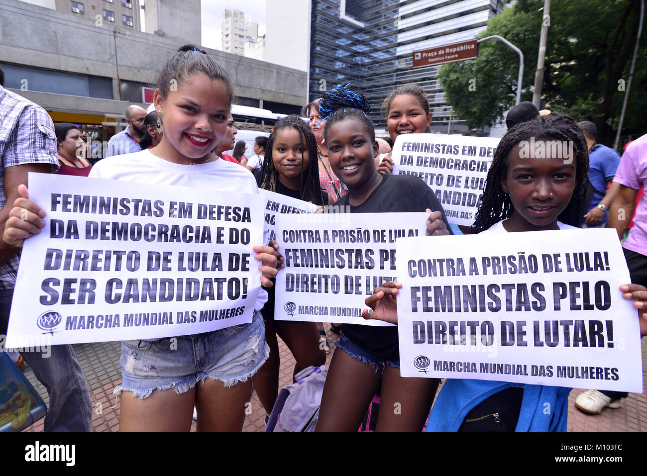 Sao Paulo, Brasile. 24 gennaio 2018 - LULA BRASILE CORRUPTIONi: dimostranti bandiere in attesa durante una manifestazione di protesta contro la corte di appello per la decisione di accolta una frase di innesto contro l ex Presidente Luiz Inacio Lula da Silva in Sao Paulo, Brasile, mercoledì 24 gennaio, 2018. Tutti e tre i giudici hanno votato per negare Lula il suo appello contro una condanna penale per accettare un upgrade a una spiaggia-appartamento lato lungo con altri benefici da una società di costruzioni in cambio di favori. Credito: Cris Faga/ZUMA filo/Alamy Live News Foto Stock