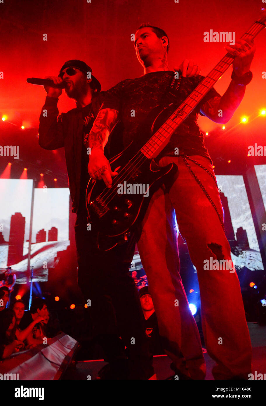 Green Bay, Wisconsin, Stati Uniti d'America. 24 gen 2018. Il bassista Johnny Cristo e cantante M. ombre della band si è vendicato sette volte eseguire presso il Centro Resch in Green Bay, Wisconsin. Ricky Bassman/CSM/Alamy Live News Foto Stock