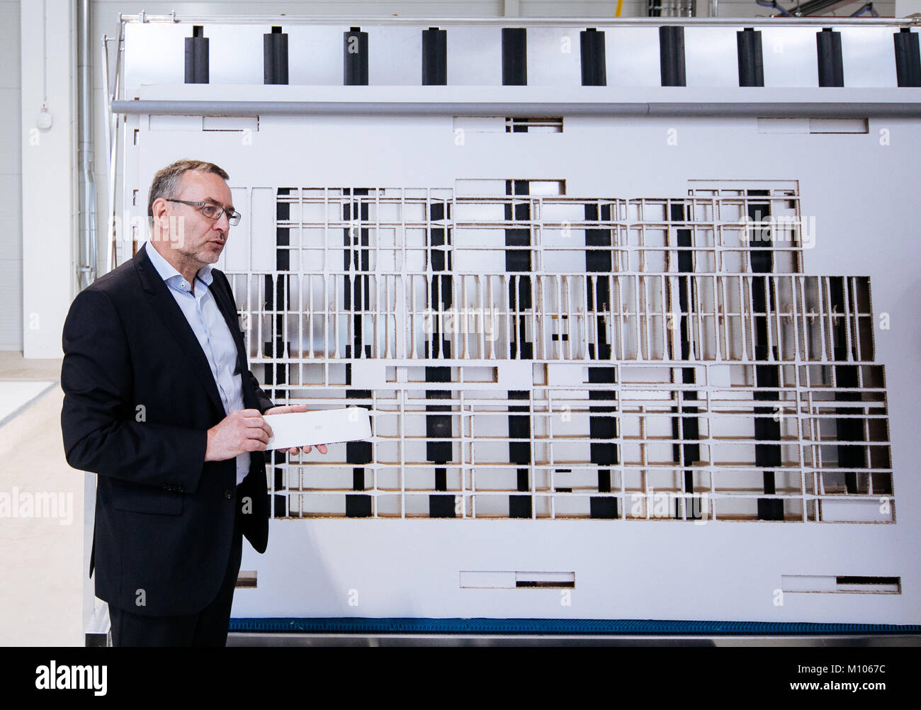 Kodersdorf, Germania. 25 gennaio, 2018. Frank Zenker, CEO di Acosa, mostrando le materie prime per la produzione di marmette per gli aerei in Acosa società del nuovo edificio in Kodersdorf, Germania, 25 gennaio 2018. Il velivolo compositi Sachsen GmbH - Acosa - è un 100%-onwed controllata di Elbe Flugzeugwerke GmbH da Dresda. La neonata società è la produzione di componenti leggeri per Airbus in Oberlausitz. Credito: Oliver Killig/dpa-Zentralbild/dpa/Alamy Live News Foto Stock