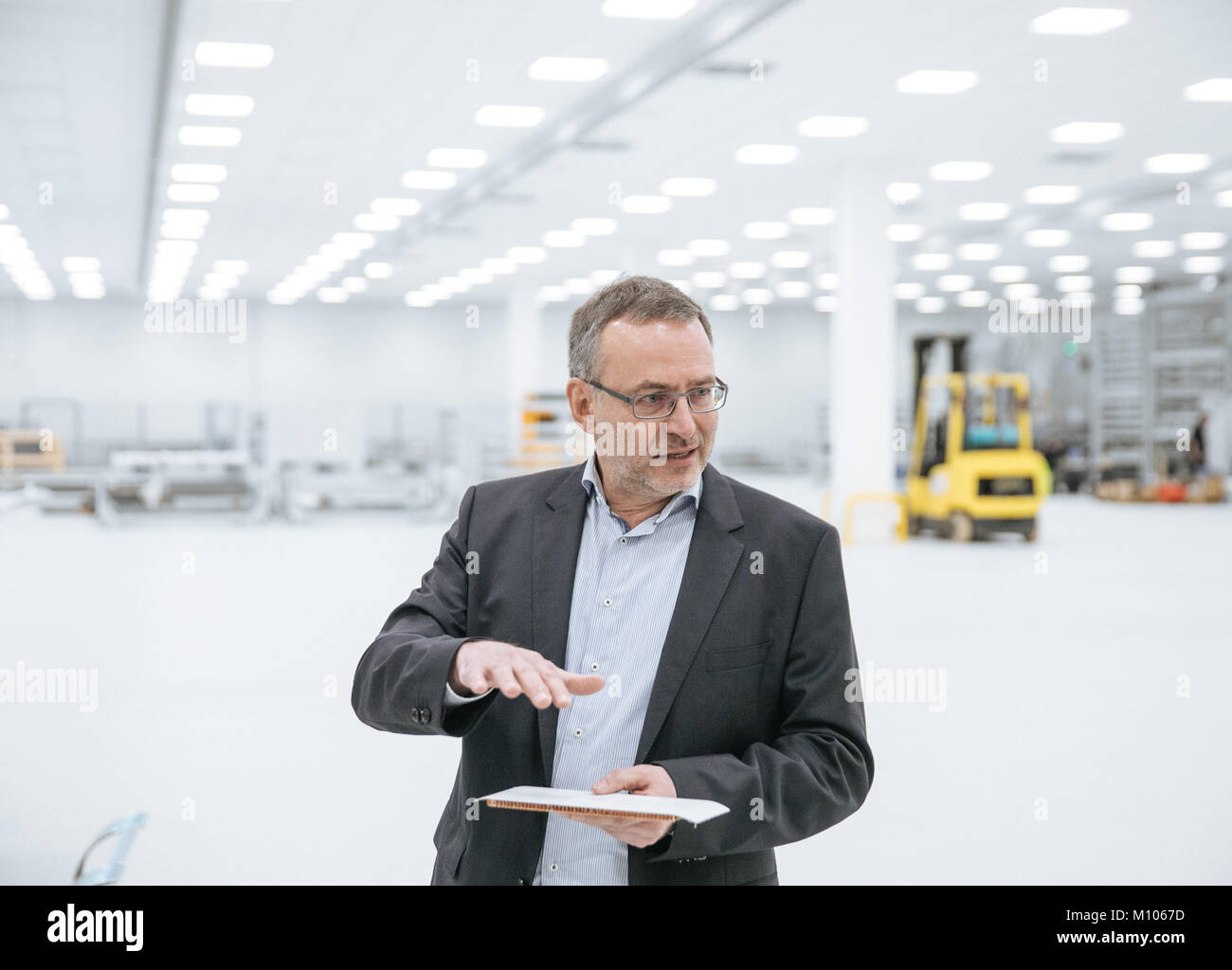 Kodersdorf, Germania. 25 gennaio, 2018. Frank Zenker, CEO di Acosa, mostrando le materie prime per la produzione di marmette per gli aerei in Acosa società del nuovo edificio in Kodersdorf, Germania, 25 gennaio 2018. Il velivolo compositi Sachsen GmbH - Acosa - è un 100%-onwed controllata di Elbe Flugzeugwerke GmbH da Dresda. La neonata società è la produzione di componenti leggeri per Airbus in Oberlausitz. Credito: Oliver Killig/dpa-Zentralbild/dpa/Alamy Live News Foto Stock