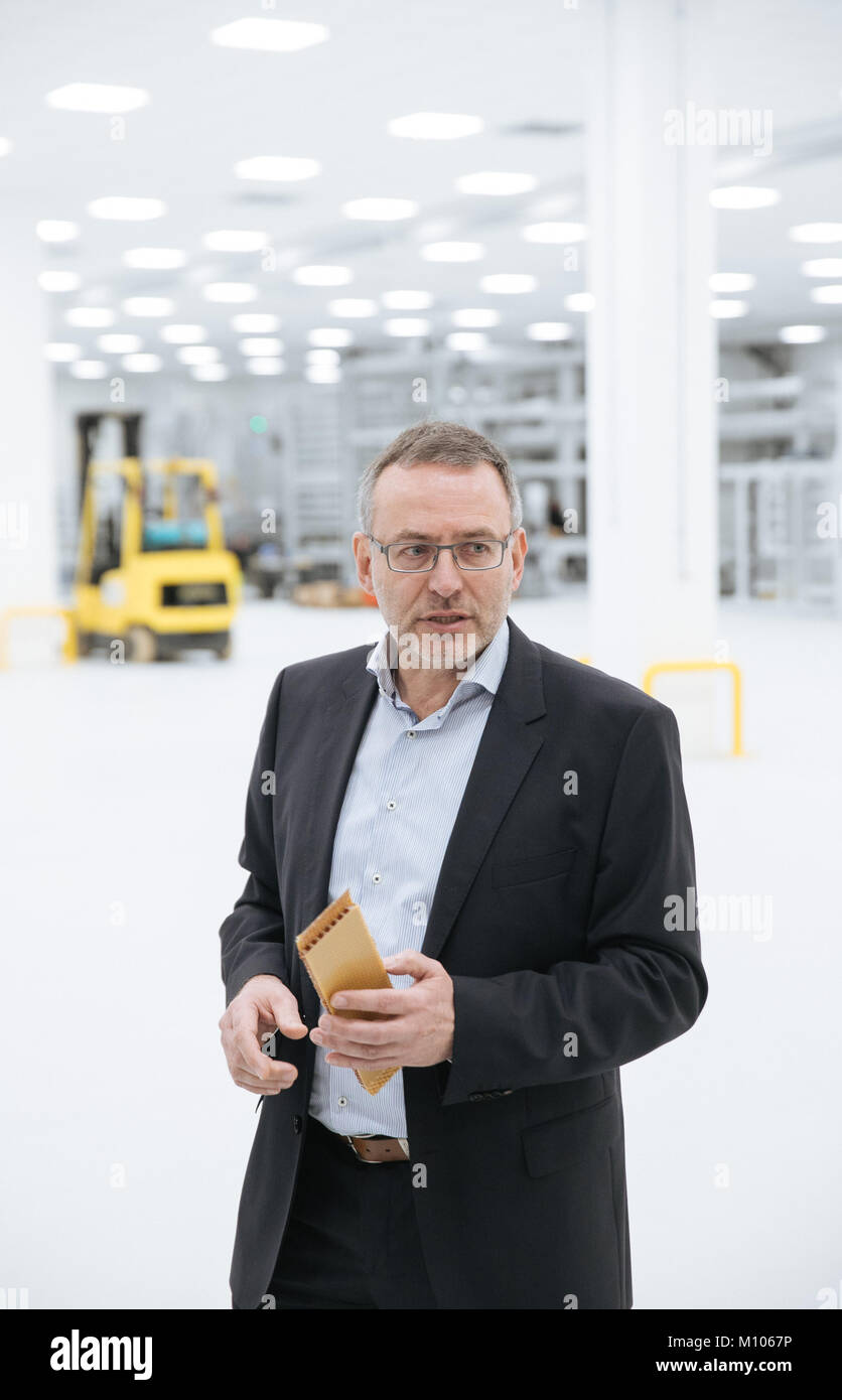 Kodersdorf, Germania. 25 gennaio, 2018. Frank Zenker, CEO di Acosa, mostrando le materie prime per la produzione di marmette per gli aerei in Acosa società del nuovo edificio in Kodersdorf, Germania, 25 gennaio 2018. Il velivolo compositi Sachsen GmbH - Acosa - è un 100%-onwed controllata di Elbe Flugzeugwerke GmbH da Dresda. La neonata società è la produzione di componenti leggeri per Airbus in Oberlausitz. Credito: Oliver Killig/dpa-Zentralbild/dpa/Alamy Live News Foto Stock