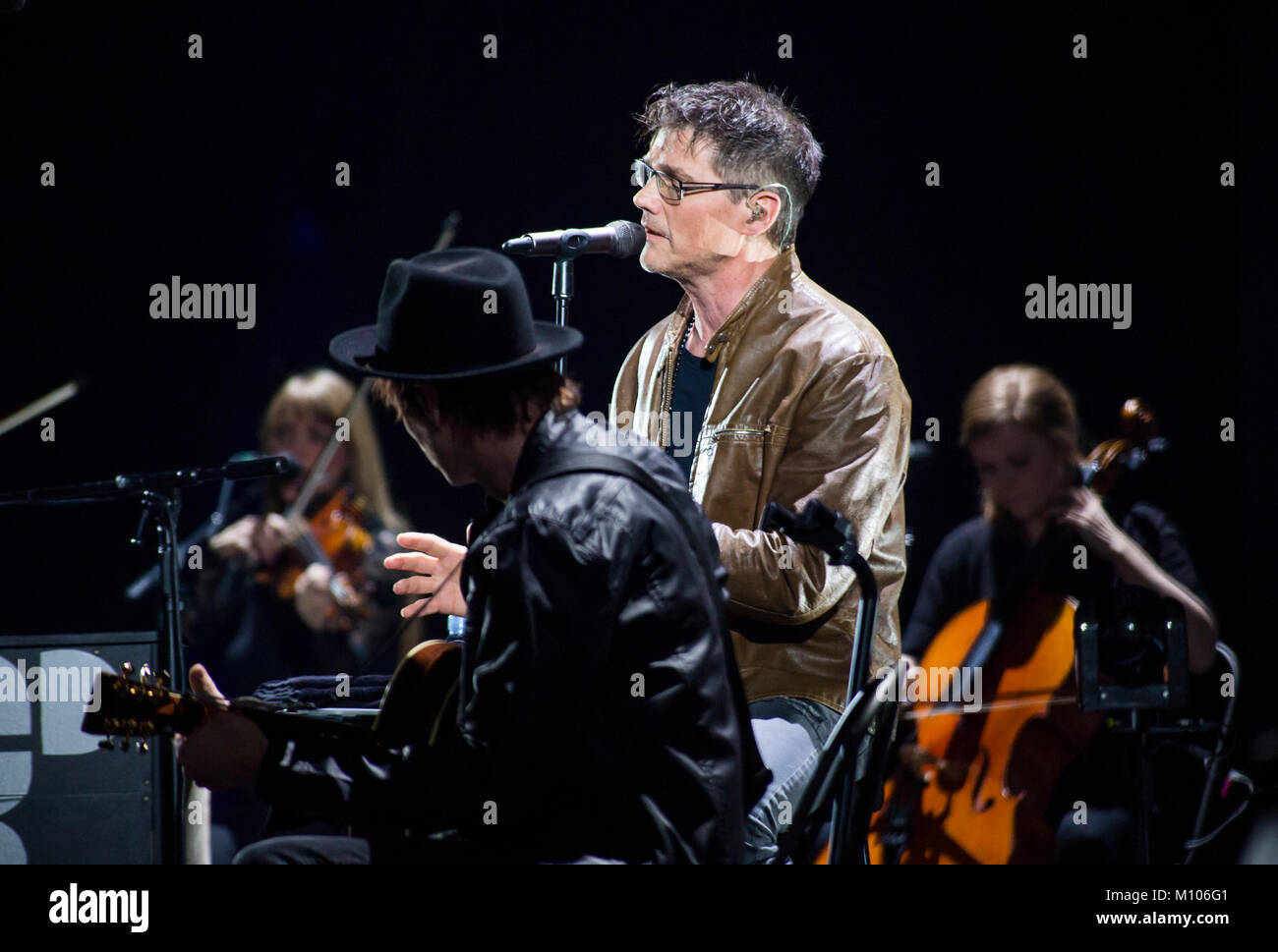 Francoforte sul Meno, Germania. 24 gen 2018. Un-ha, MTV Unplugged Tour 2018, concerto presso la Festhalle Frankfurt. Pop norvegese con banda di Morten Harket (vocals, signor), Magne Furuholmen (chiavi, non in pic) e Pål (Paolo) Waaktaar-Savoy (chitarra, ML). Credito: Christian Lademann Foto Stock