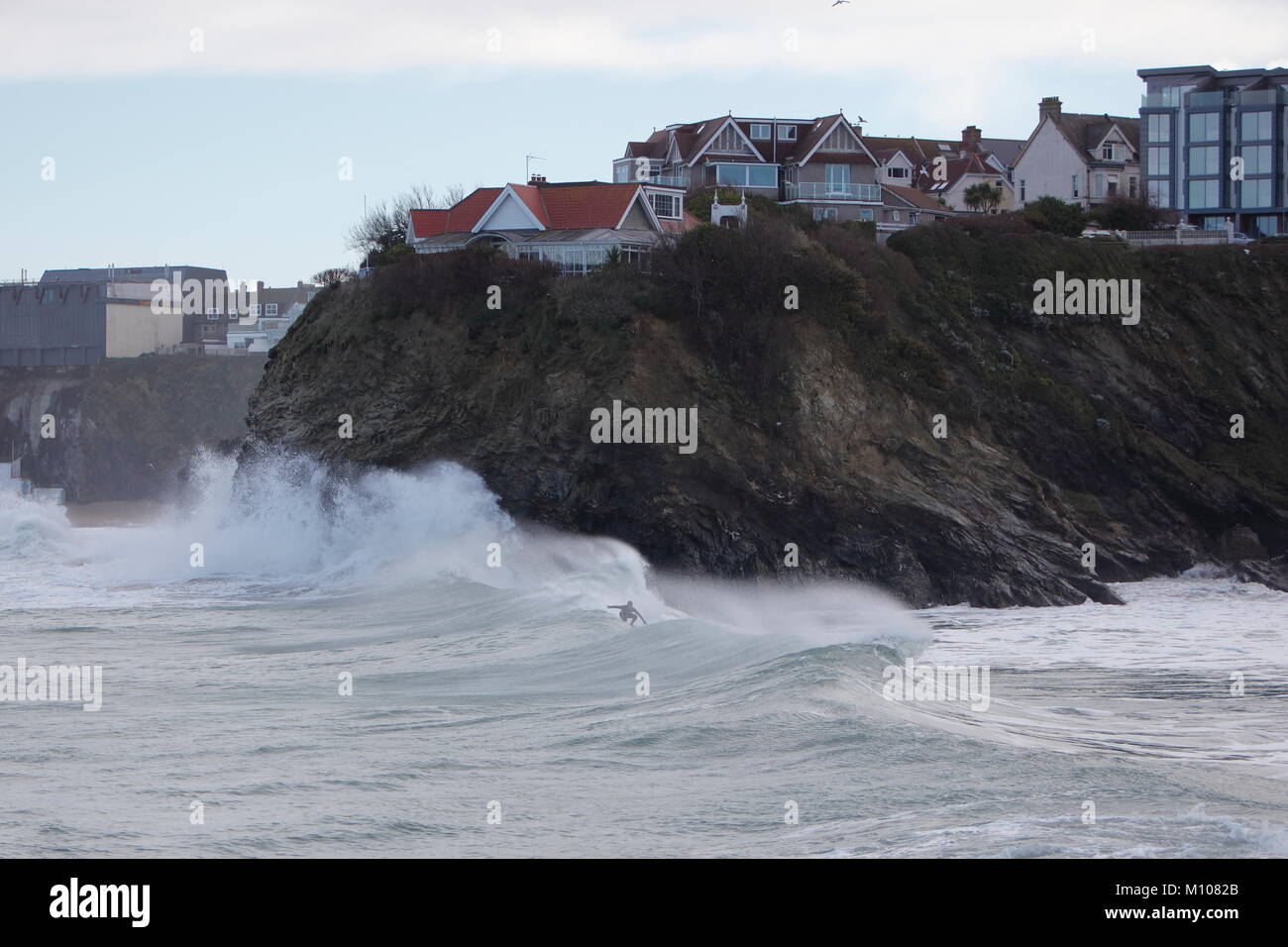 Newquay, Cornwall, Regno Unito. 25 gennaio, 2018. Mare mosso e 15 piedi le onde battono il North Cornwall costa intorno a Newquay. Credito: Nicholas Burningham/Alamy Live News Foto Stock