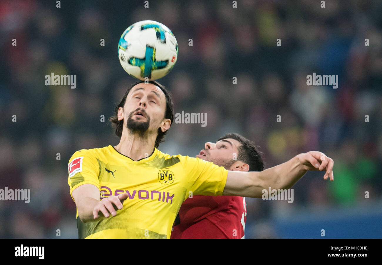 Leverkusen il giocatore Kevin Volland e Dortmund Neven Subotic cercare di ottenere la palla in BayArena di Leverkusen, Germania, 2 dicembre 2018. Secondo i media, calciatore professionista Neven Subotic è trasferito da Borussia al team francese come Saint-Etienne. Subotic sta andando a sottoporsi a test medici il 25 gennaio 2018 e successivamente a firmare un contratto con il team francese fino al 2020. Foto: Bernd Thissen/dpa Foto Stock