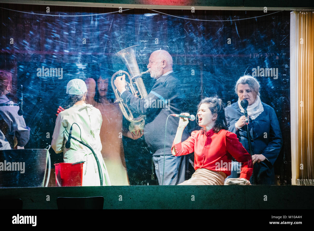 Londra, Regno Unito. 24 gen 2018. Peeping Tom presente Moeder (madre) presso il Barbican che corre dal 24 al 27 gennaio. La prestazione è il parto del London International Mime Festival 2018. photo Credit: Danilo Moroni/Alamy Live News Foto Stock